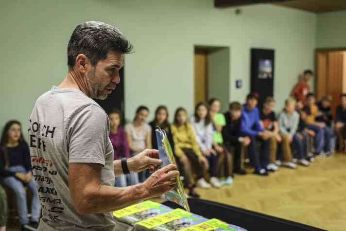 Coach Erik presents the new BIKE magazine to the youngsters. Test and technology editor Jan Timmermann then took a look behind the scenes.