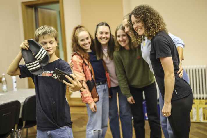 Das gibt’s nur beim Ghost BIKE Crosscountry Jugendcamp: Ein Selfie mit den signierten Adiletten und den dazu passenden Profi-Damen.
