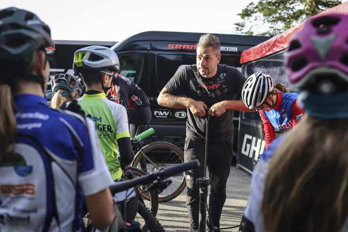 The boss even lends a hand himself: Ghost Factory Racing team manager Thomas Wickles gives the participants the optimum tyre pressure.
