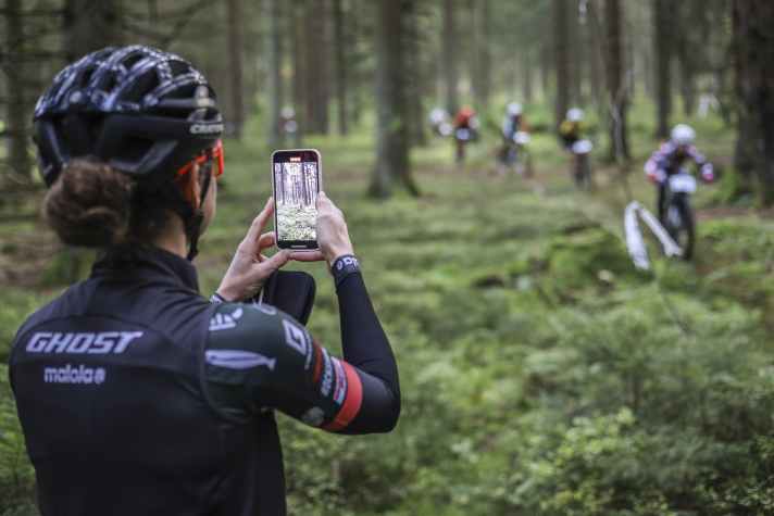Da muss selbst Cape-Epic-Siegerin Anne Terpstra das Handy zücken: Auf dem Crosscountry-Trail zeigen die Kinder und Jugendlichen, dass sie ihr Sportgerät bestens beherrschen.