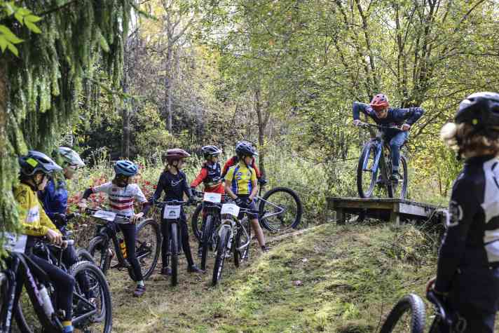 Oliver Sonntag macht’s vor, die Jugend macht’s nach. Im Jugendcamp hatten die Teilnehmer die Chance beim selben Fahrtechniktrainer zu trainieren, wie die Profis des Ghost Factory Racing Teams.