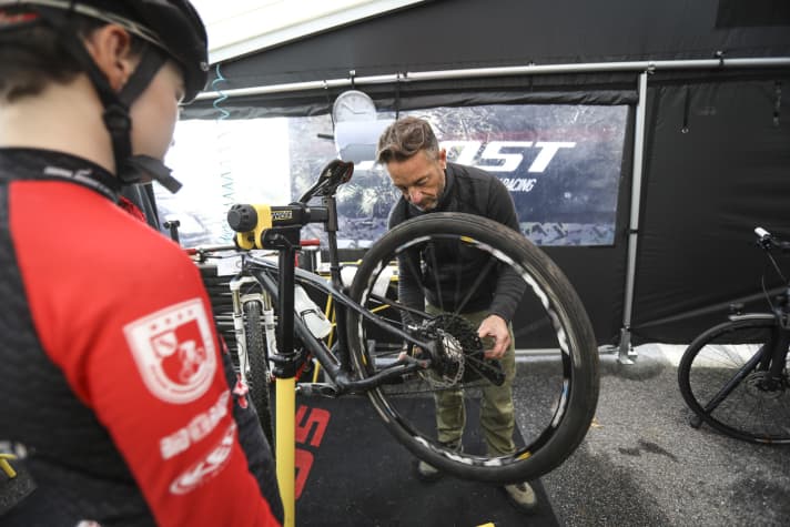 Das Know-How von Profi-Mechaniker Uwe Kampe nahmen die Jungen und Mädchen des Ghost BIKE Jugendcamps gerne in Anspruch.