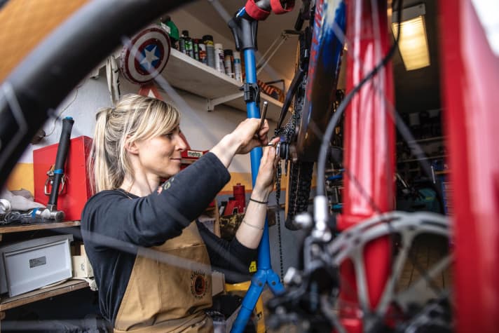 Wrenching sessions are the perfect way for team rider and mum Julia Schäfer to relax after a stressful day.