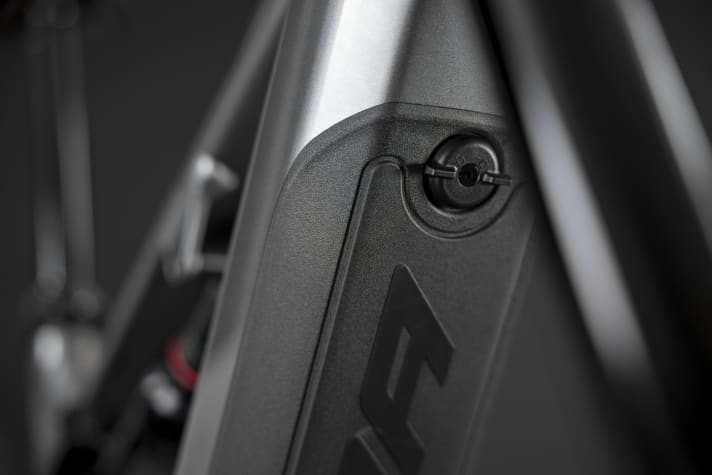 On the Merida eOne-Sixty Lite with aluminium frame, a 750cc battery is classically concealed under a cover in the down tube. The battery can be folded out to the front.