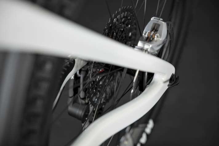 Merida dispenses with a joint in the rear triangle and instead relies on flexing struts. This saves weight and reduces maintenance.