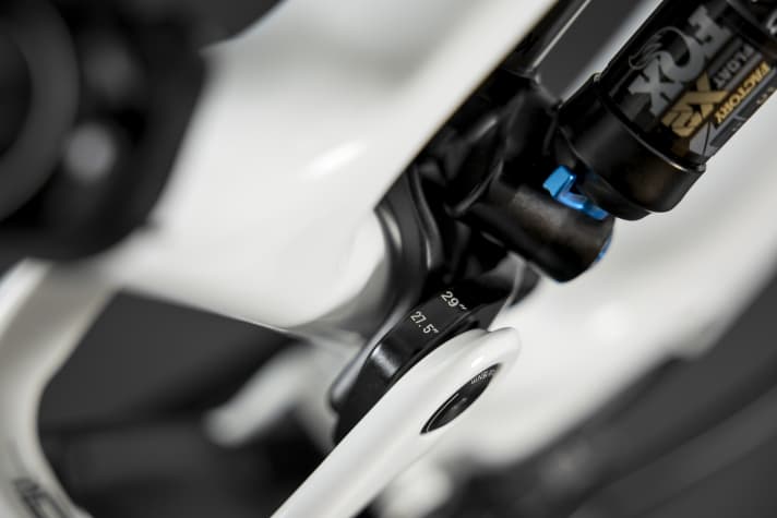 Das Merida eOne-Sixty kommt in Serie ausschließlich im Mullet-Setup, also mit kleinem 27,5er-Hinterrad. Dank Geometrieanpassung kann es aber auf voll 29 umgerüstet werden. Mit identischer Geometrie, aber weniger Federweg im Heck.