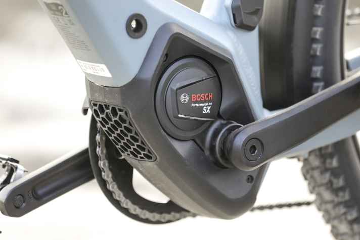 The small Bosch SX sports motor really packs a punch when you pedal fast. The technical specifications state up to 60 Nm and 600 watts.