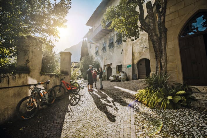 Traditional alleys: Most people come to Tramin for Törggelen in autumn.