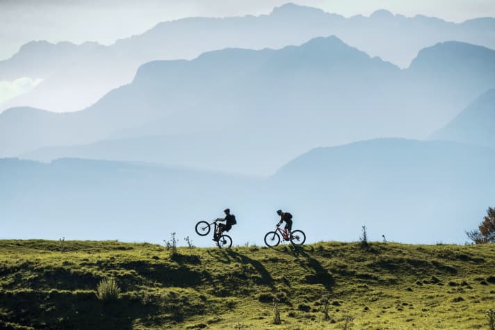 Die Cisloner Alm liegt auf einer Sonnenterrasse. Ihr Trail endet vor einer exzellenten Eisdiele.