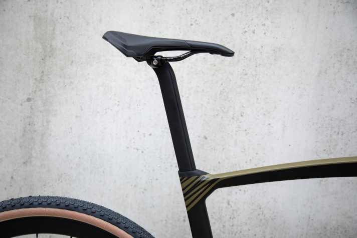 Outre le cadre et les roues, les potences, le cintre et les tiges de selle sont également nettement plus rigides que sur les vélos polyvalents.