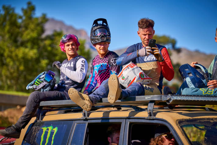 Auf dem Weg zum Start beim Darkfest in Südafrika: Clemens Kaudela (re) neben Adolf Silva (li) und Kaos Seagrave.