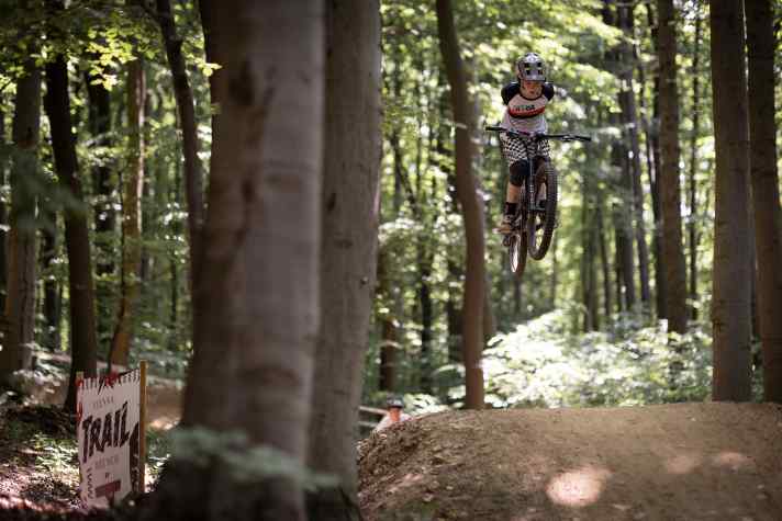 Klein, aber oho: Der Trailpark in Wien hat nicht viele Höhenmeter zu bieten, doch holt mit seiner Streckenvielfalt das Maximum heraus.