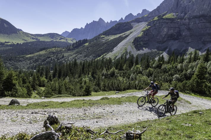 You can tackle the Great Karwendel Tour with a long, flat or a crisp, shorter ascent.