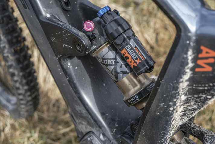 The Bulls Vuca Evo AM is equipped with Fox Factory suspension and leaves little to be desired. Measured against this and the motor/gearbox unit, the price of € 8500 is justified.