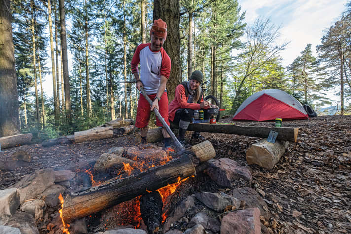 An 15 Stellen in der Südpfalz offiziell möglich: Schlafen im Wald. Mit Feuerholz und Plumpsklo. Seinen Müll muss man aber selbst wieder mitnehmen!