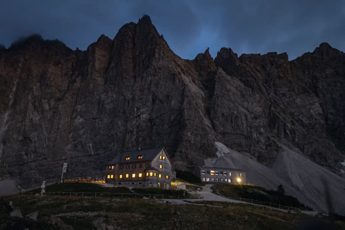 Now that it has been refurbished, it is technically up to date. But it remains the same: the lights also go out at 10 pm in the new Falkenhütte.