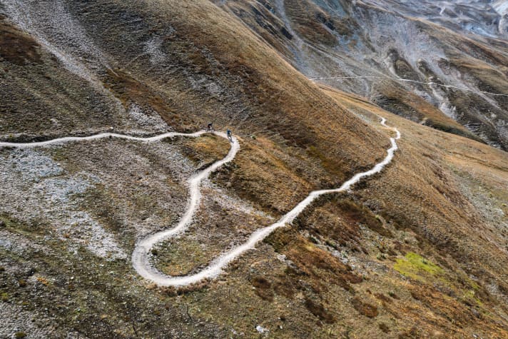 Well, you simply can't resist: You have to have flown down the new Chaschauna hairpin bends. And with e-support, you can even go up again.