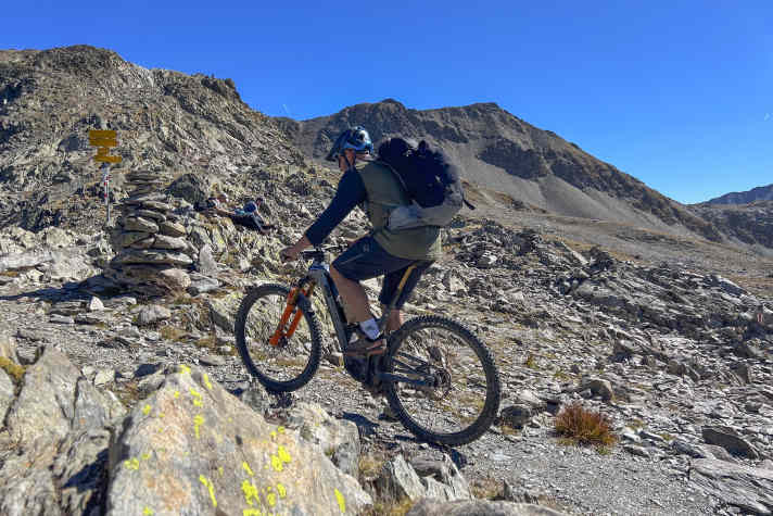 Mit schwerem Touren-Rucksack kratzt unser Dauertester immer wieder am zulässigen Systemgewicht des Bulls E-Bikes von 150 Kilo.