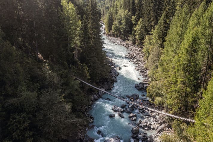 Die Hängebrücke über den Inn macht Spaß, kostet aber ein paar Extra-Höhenmeter.