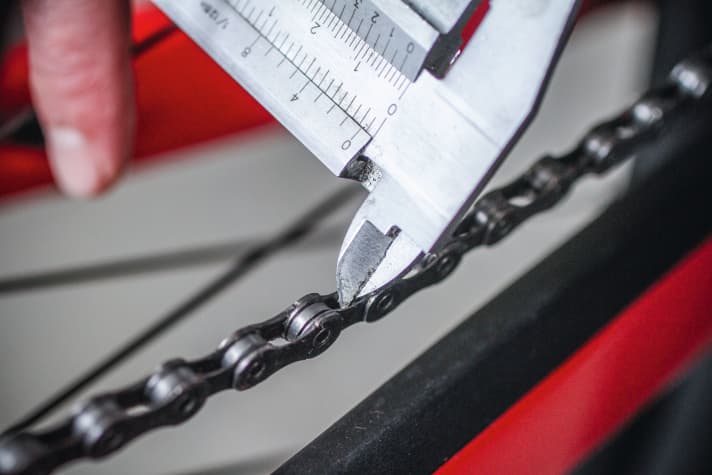 Shimano-Zwölffach-Ketten haben eine minimal engere Innen­lasche als Sram-Eagle-Ketten. Wer eine Shimano-Kette auf einem Sram-Eagle-Antrieb fährt, muss mit Chainsucks rechnen. Auch anders herum funktioniert die Kombi nicht perfekt. 