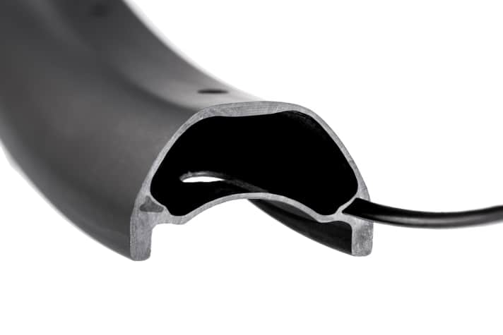 The carbon fibre reinforced inserts between the rim base and the sidewall reinforce the wheel and make it more resistant to punctures.