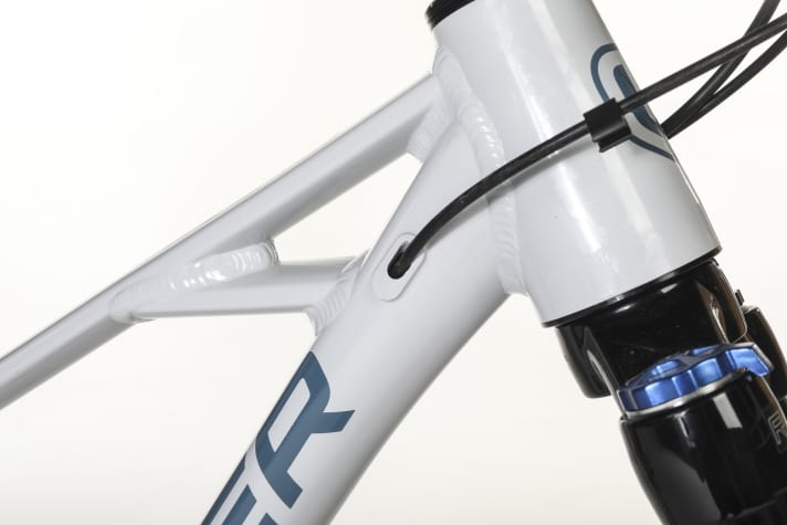 Wie am Erwachsenen-Vorbild kommt der Rahmen des Mondraker Kinder-Mountainbikes mit schicken Details, wie einer internen Zugführung.