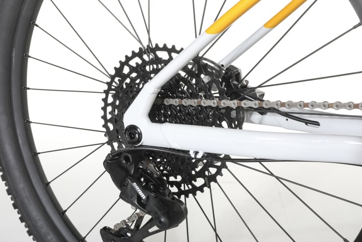 Twelve gears and an easy uphill gear allow children to climb steep mountains with the Mondraker Trick 26.
