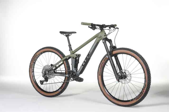 Fullys often only make sense for children later than parents think. There is a wide range of full-suspension mountain bikes for young shredders.