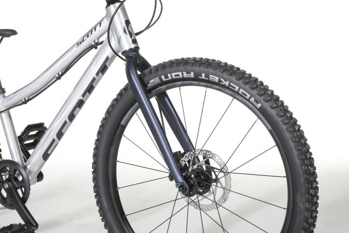 A mudguard can be attached to the aluminium rigid fork of the Scott children's bike.