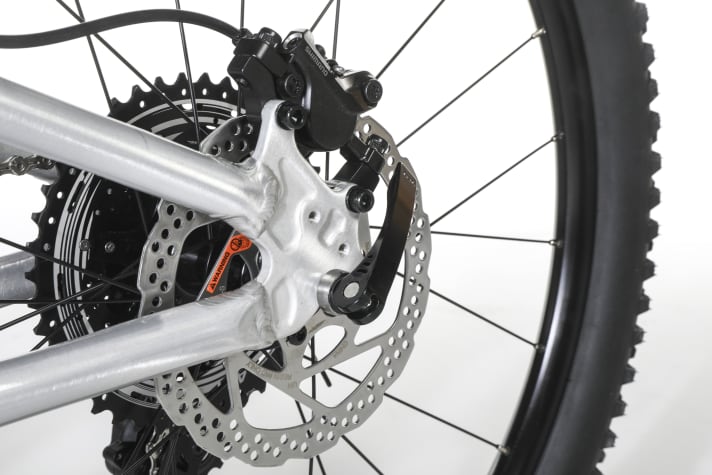 Das Kinder-Mountainbike von Scott kommt vorne wie hinten mit Schnellspann-Achsen.