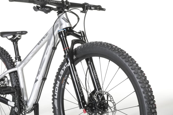 With 80 millimetres of suspension travel, the air suspension fork of the VPace Matti guides light children over the trail.