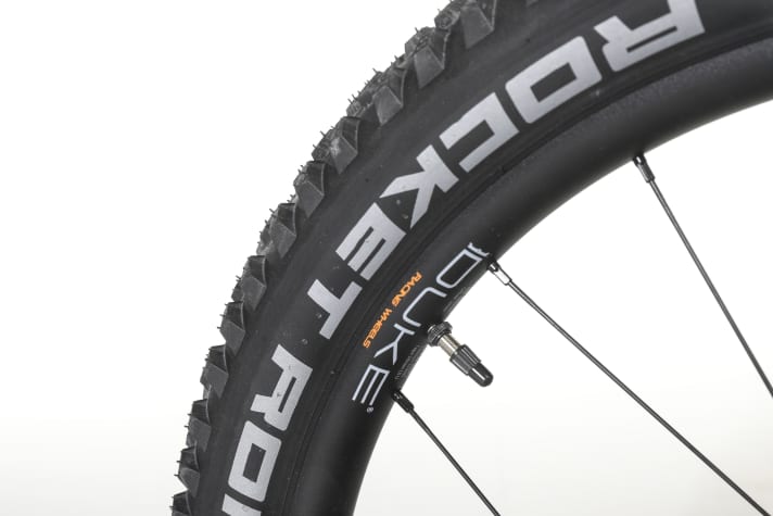 With 2.35 inch fat tyres, the trail hardtail for children is ready for anything. The lightweight Duke rims are available as an upgrade option for young touring bikers.