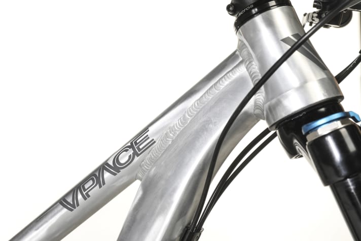 The new, massive down tube of the VPace Matti immediately catches the eye. The cables are now routed underneath.