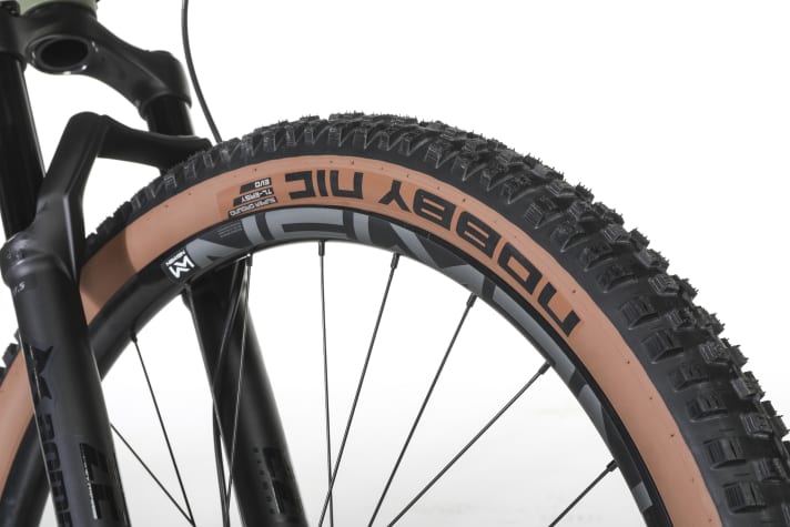 Nowadays, adults usually use 29-inch tyres, but 27.5-inch wheels often still make sense for children's full-suspension bikes. The smaller tyres usually fit proportionally well with small frames and bodies.