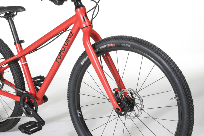 Compared to a suspension fork, a rigid fork has a weight advantage of a good one kilo. That's a lot on a children's bike. Suspension forks therefore only make sense with increasing off-road use.