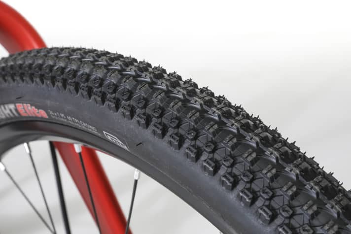 The Kenda tyres on the Roko.Bike 24 are only slightly profiled and roll fast. For occasional excursions on gravel and forest tracks, this is more than enough.