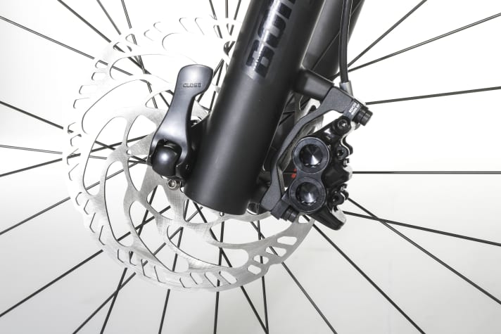 Am Cube Kinder-Fully packt eine Magura-Bremsanlage vorne mit vier Kolben kräftig zu.