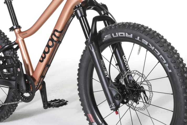 The air suspension fork of the Woom children's bike provides 60 millimetres of suspension travel.