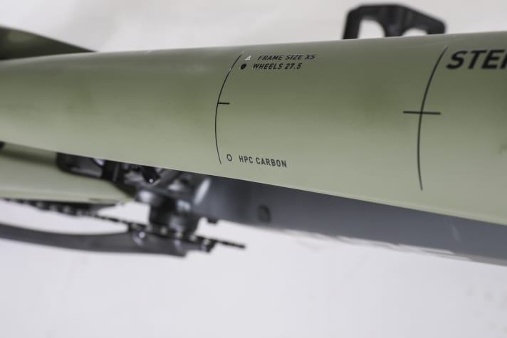 Hochwertige Carbonrahmen, wie an diesem Cube Stereo 140 HPC Rookie Kinder-Fully, helfen das Gewicht eines Kinder-Mountainbikes klein zu halten, kosten aber oft deutlich mehr, als Rahmen aus Aluminium.