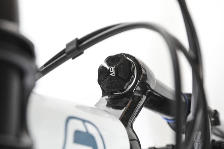 Wie hier am<a href="https://www.awin1.com/cread.php?awinmid=28561&awinaffid=471469&clickref=B+Mondraker+Trick+26&ued=https%3A%2F%2Fwww.alltricks.de%2FF-41503-velos-complets-enfants%2FP-2753469-kinder_mountainbike_semi_rigid_mondraker_trick_26_sram_sx_eagle_12v_26___hellbraun_2024" target="_blank" rel="noopener noreferrer nofollow"> Mondraker Trick 26</a>*, lässt sich an einem guten Kinder-Mountainbike die Federgabel durch den Luftdruck auf das Fahrergewicht anpassen.