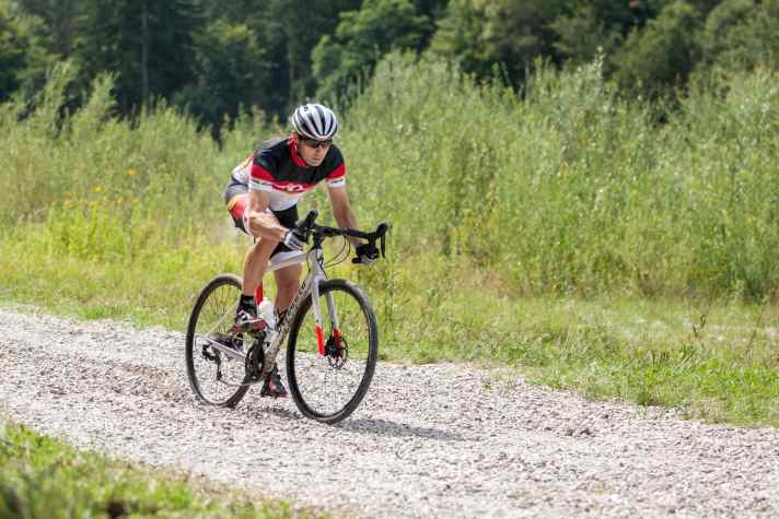 Gravel riding technique: Cross-country specialists grip the upper handlebars, while beginners are more confident with the lower handlebar grip.