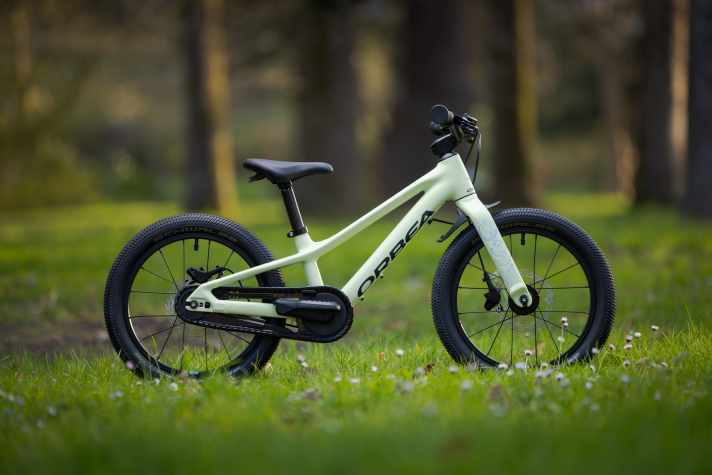 Das Kimu 16 begleitet Kinder von 3 bis 6 Jahre bei den ersten Schritten auf zwei Rädern und lässt sich vom Laufrad zum Pedalrad umbauen.