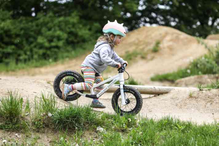Auf sehr einfachen Trails oder dem Pumptrack machen Mountainbike-Laufräder auch kleinen Kindern Spaß.