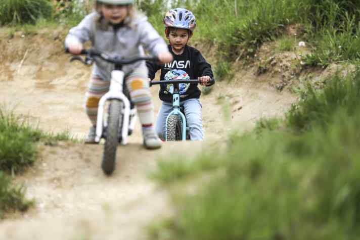 Früh übt sich, wer später Profi-Shredder werden will: Für die ersten Abenteuer auf zwei Rädern eignet sich das neue Cube Numove 120 genauso gut wie die Modelle von Kids Ride Shotgun oder Propain (im Bild).