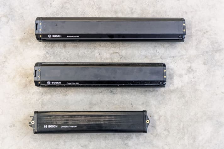 The standard Powertube 750 battery for the Bosch system (above) is quite heavy at 4.3 kilograms and also long. This poses a challenge for designers. In the centre is the 625 Powertube (3.5 kilograms), below the CompactTube 400 (2.1 kilograms), which was introduced with the smaller Bosch SX.
