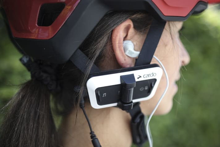 In-ear headphones, like here on the Cardo Packtalk Outdoor, are not permitted in road traffic. Thanks to mesh communication, bikers are independent of the mobile phone network.