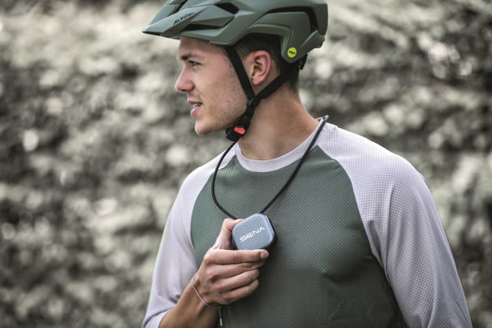 How intercoms network with each other and play back speech is solved by manufacturers in very different ways. The Sena Talkie, for example, resembles a smart, portable loudspeaker.