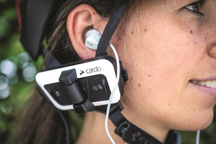Although wireless Bluetooth headphones have become an integral part of everyday life, Cardo continues to rely on in-ear models with a cable connection.