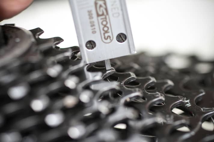 Special climbing aids and different distances between the individual sprockets... 