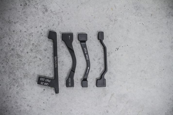 Enabler: With the appropriate adapters, the distance from the centre of the hub to the brake calliper can be adjusted to the desired disc size. The adapters also manage the interface between the frame and brake calliper. 